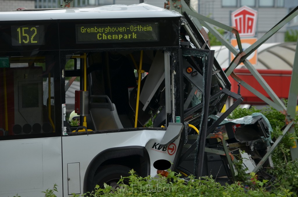 Schwerer Bus Unfall Koeln Porz Gremberghoven Neuenhofstr P110.JPG - Miklos Laubert